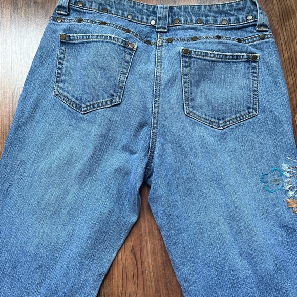 light wash low-rise flare jeans w/ flower embroidery. size 8 petites, reg size 4 - Picture 3 of 3